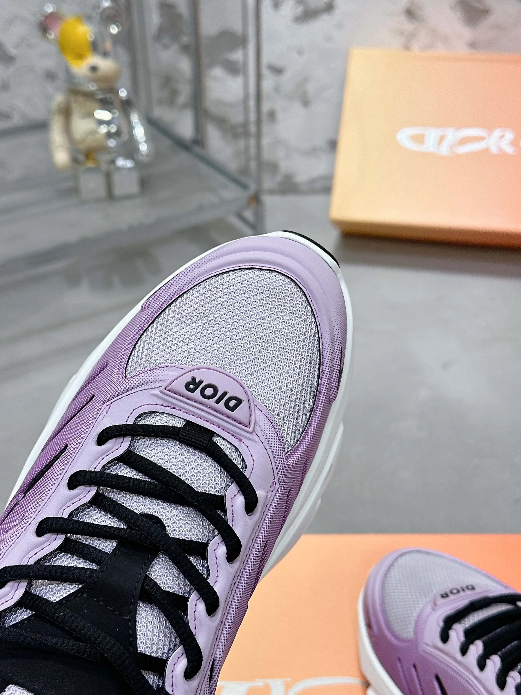 Factory price 760💰 Top version! ! ! Dior Dior's latest B44 Blade series, couple style, casual, thick-soled sneakers, running shoes, purchased from the original, developed and manufactured. This B44 Blade sneaker comes from the DIOR AND LEWIS HAMILTON exclusive limited series. It adopts a full silhouette design, eye-catching and fashionable, and is inspired by the 2000s. Crafted from gradient blue mesh with tonal technical panels, the sole is finished with a contrasting Blade panel that pays homage to the sport of running. DIOR AND LEWIS HAMILTON signature charms hang from the eyelets, while the Dior signature adorns the upper, heel and sides. Paired with black shoelaces, it is more refined, and the padded support design on the back highlights the sports aesthetic style, which can add modern style to all kinds of casual looks. Exquisite packaging at the delivery counter🛍📦 ▪️ Fabric: Original imported first-layer cowhide ▪️ Lining: Original imported breathable mesh ▪️ Sole: Original open-molded non-slip rubber material ▪️ Bottom thickness: 5.5CM ▪️ Size: Women's 35-40 / Men's 39-46